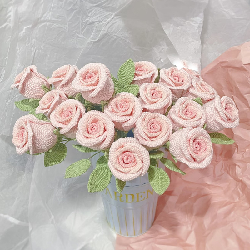 Buchet decorativ bordo din lână croșetată – floare artificială lucrată manual, cadou pentru iubită
