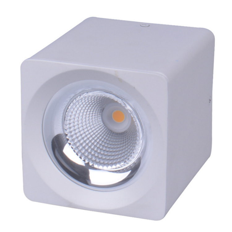 Négyzet alakú felületre szerelt LED downlight ház, alumínium öntött, fehér vagy fekete felület.