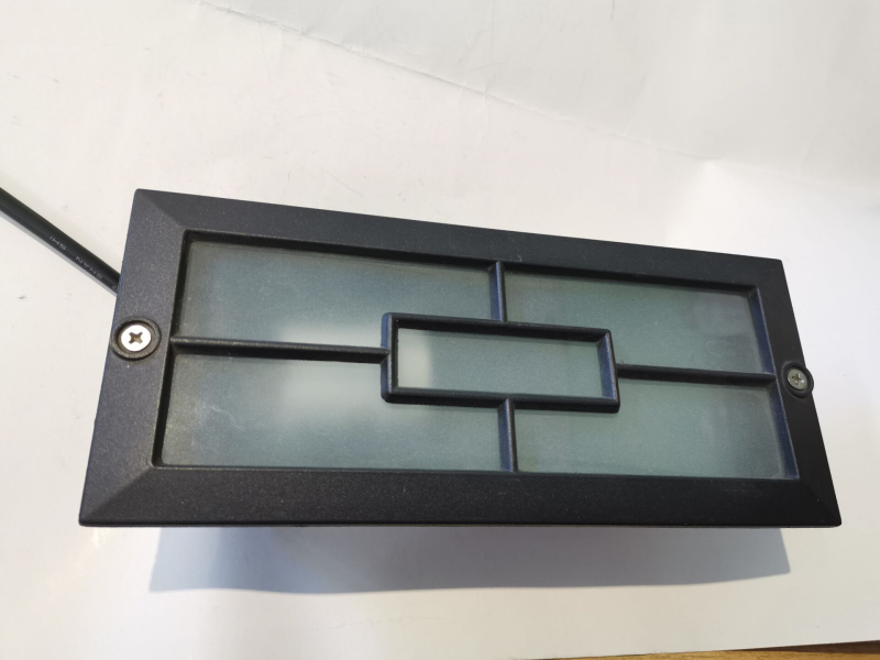 Lampa de colț pentru perete, pentru interior și exterior – iluminat pentru parcuri, piețe și cluburi.