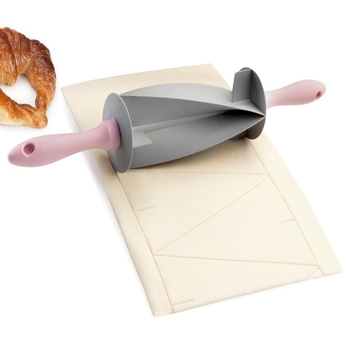 Rulou pentru croissante cu matriță – realizat manual, ustensilă de bucătărie