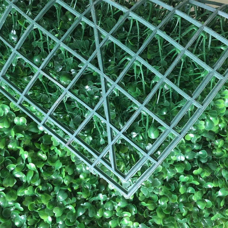 Perete verde exterior artificial cu gazon sintetic și plante decorative din plastic