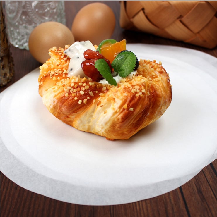 Hârtie de copt albă, circulară, cu strat de silicon pentru air fryer – rezistentă la temperaturi înalte