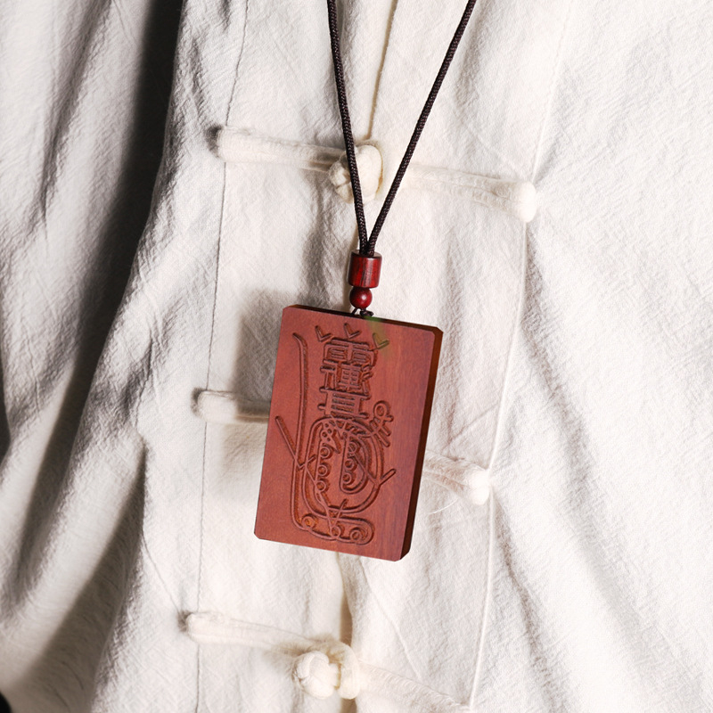 Taoistički talisman privjesak, zaštitni amulet s motivom munje, drveni, za nošenje