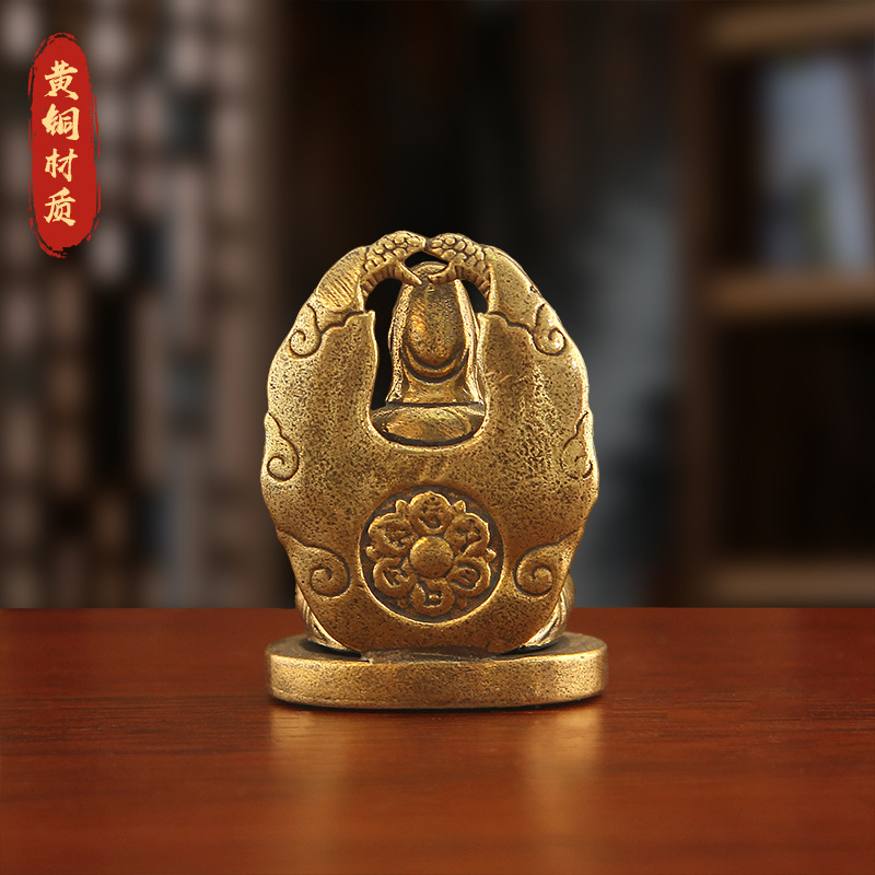 Guanyin Bodhisattva месингова статуя, медитираща върху лотос със змиев подиум, ретро месингова изработка