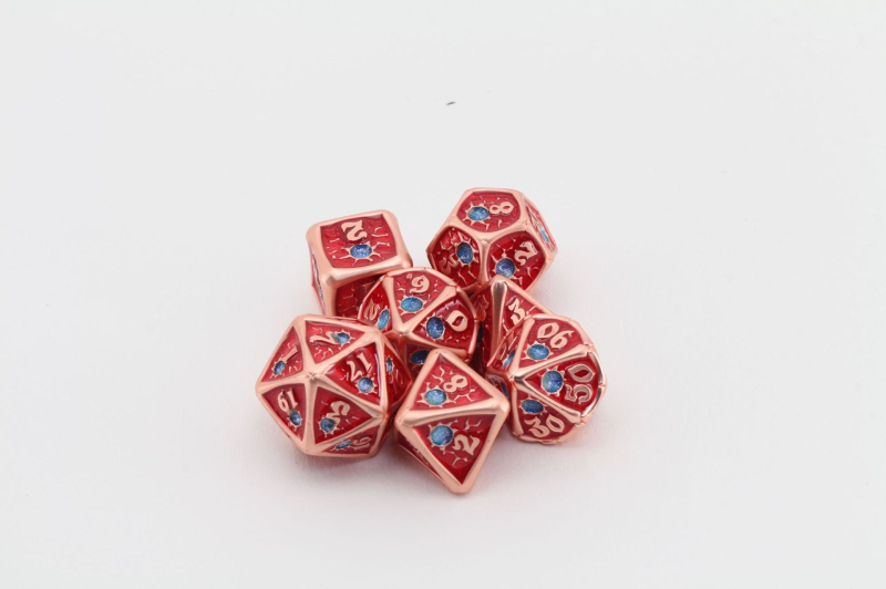 Antične metalne kocke s izgledom dragog kamena za Dungeons & Dragons stolnu igru