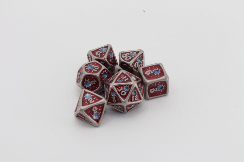 Antične metalne kocke s izgledom dragog kamena za Dungeons & Dragons stolnu igru
