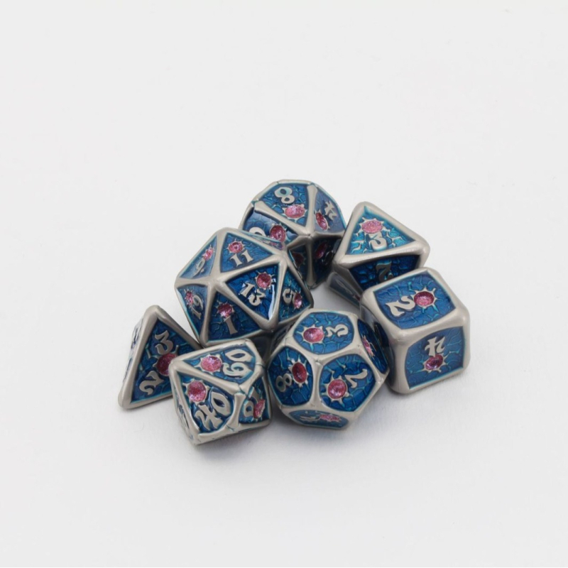 Antične metalne kocke s izgledom dragog kamena za Dungeons & Dragons stolnu igru