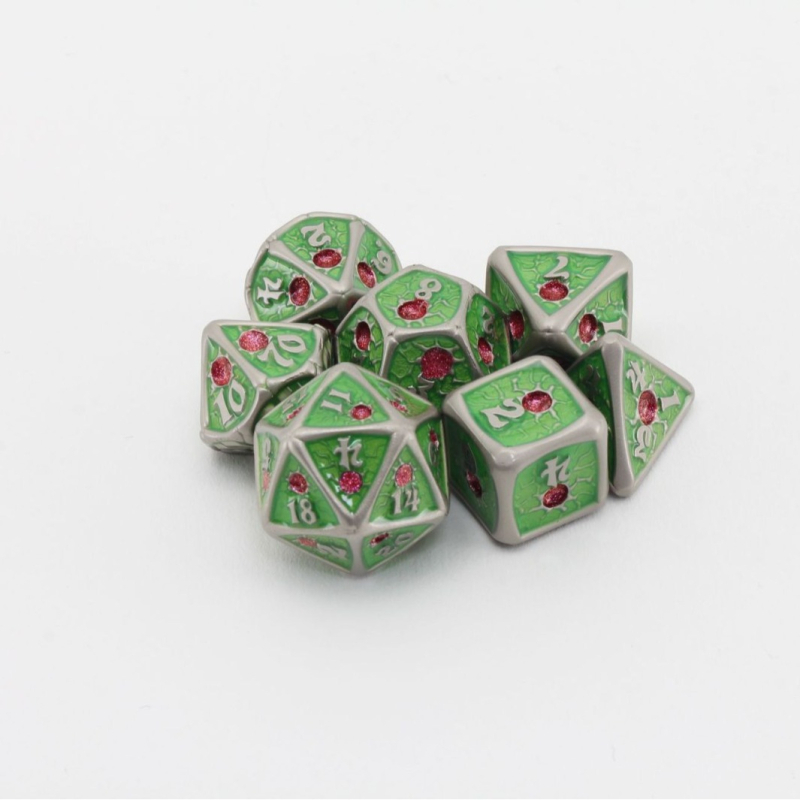 Antične metalne kocke s izgledom dragog kamena za Dungeons & Dragons stolnu igru