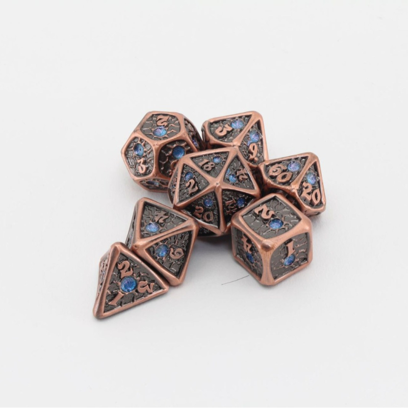Antične metalne kocke s izgledom dragog kamena za Dungeons & Dragons stolnu igru