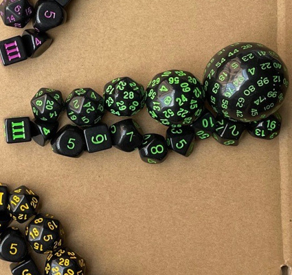 Set od 15 crnih akrilnih kockica (3–100 stranica)