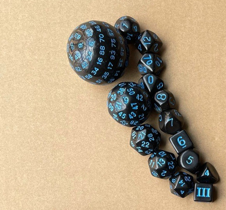 Set od 15 crnih akrilnih kockica (3–100 stranica)