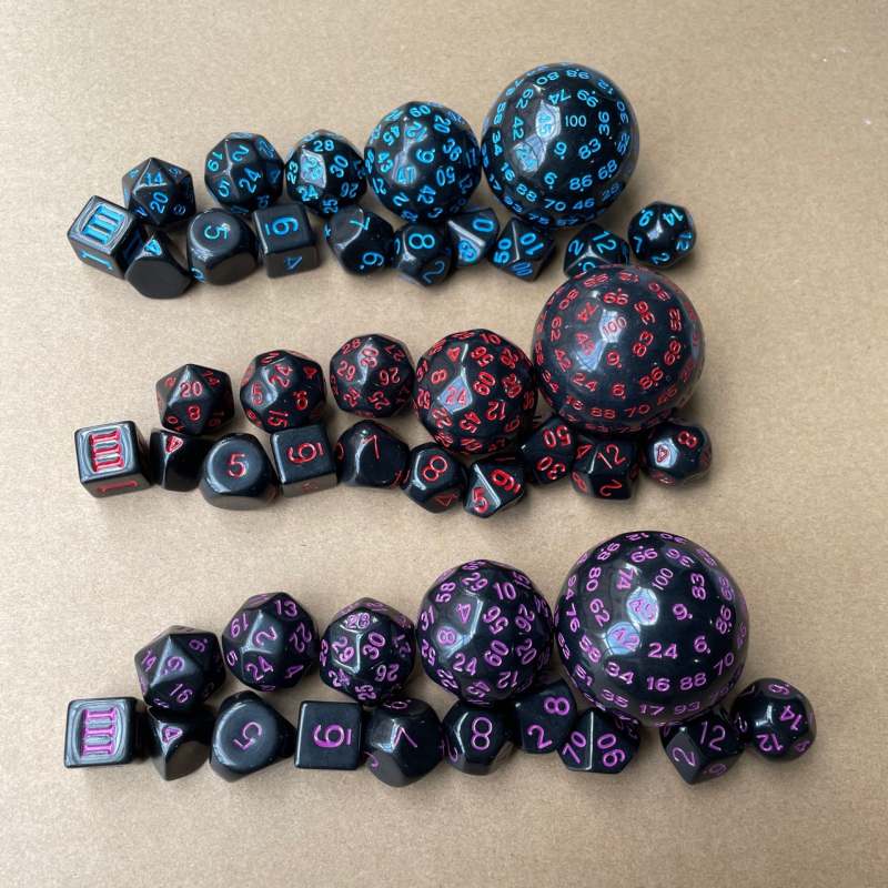 Set od 15 crnih akrilnih kockica (3–100 stranica)