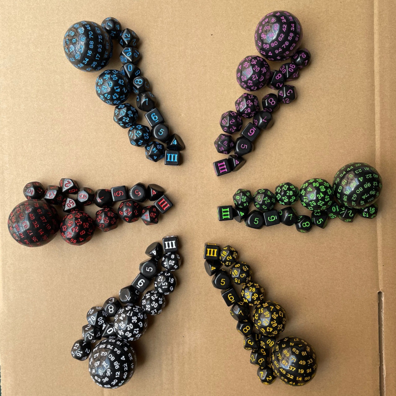 Set od 15 crnih akrilnih kockica (3–100 stranica)