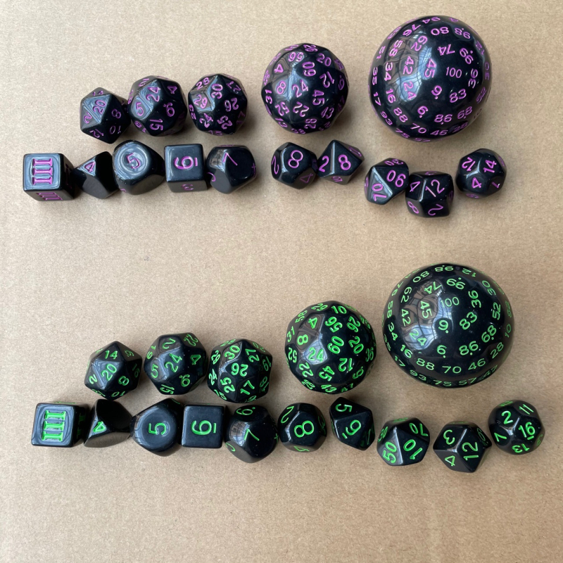 Set od 15 crnih akrilnih kockica (3–100 stranica)