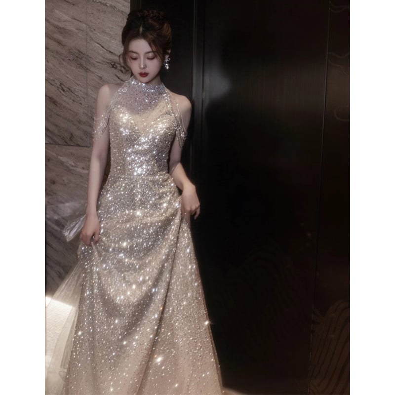 Večernja haljina s halterom, visoke klase, boja šampanjca, duga, za bankete i formalne prilike, elegantan stil društvene dame