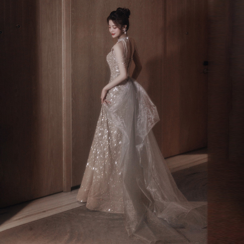 Večernja haljina s halterom, visoke klase, boja šampanjca, duga, za bankete i formalne prilike, elegantan stil društvene dame