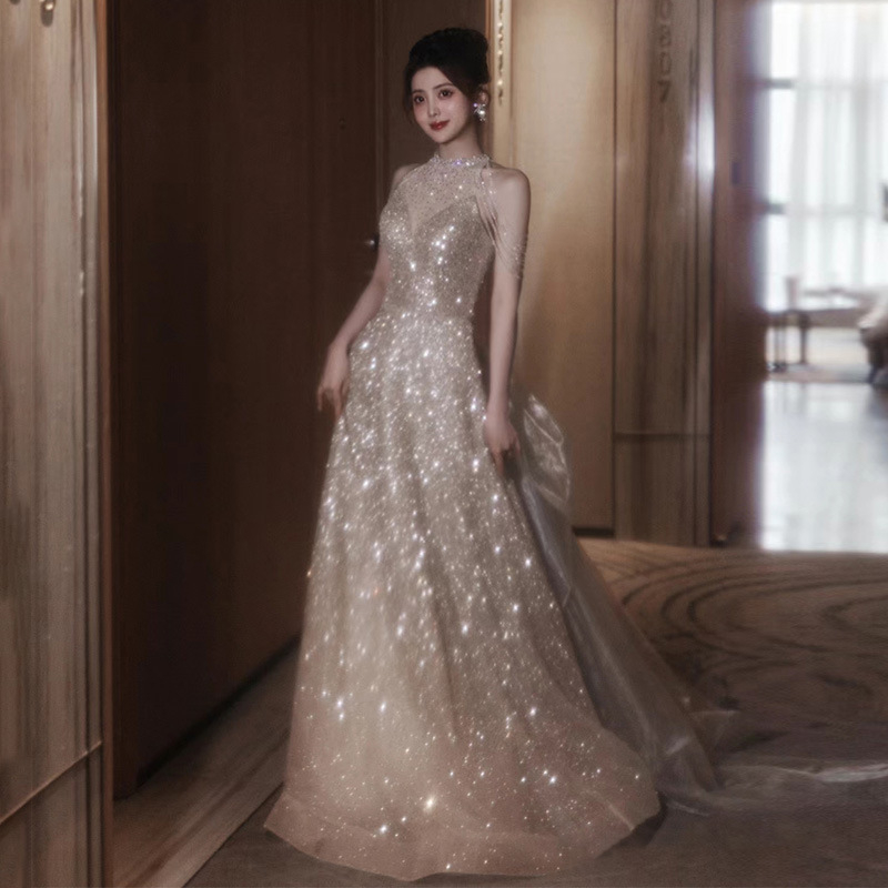 Večernja haljina s halterom, visoke klase, boja šampanjca, duga, za bankete i formalne prilike, elegantan stil društvene dame