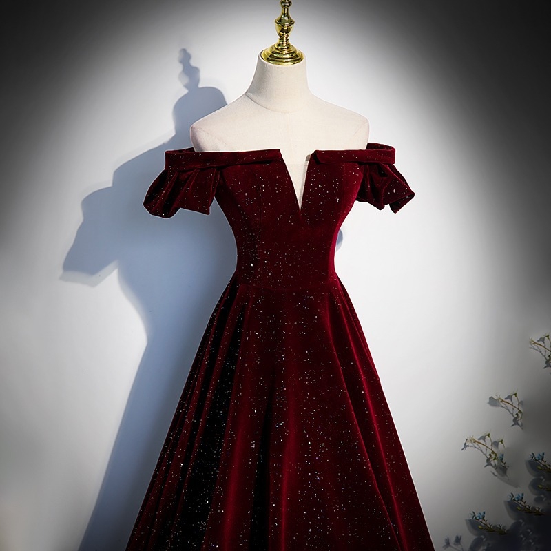 Večernja haljina bez naramenica od vinovo-crvenog baršuna, za žene; pogodna za klavirske nastupe i formalne prigode; elegantan izgled inspiriran nevjestom