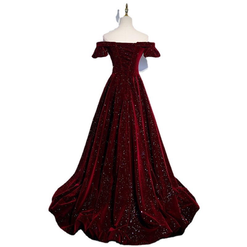 Večernja haljina bez naramenica od vinovo-crvenog baršuna, za žene; pogodna za klavirske nastupe i formalne prigode; elegantan izgled inspiriran nevjestom