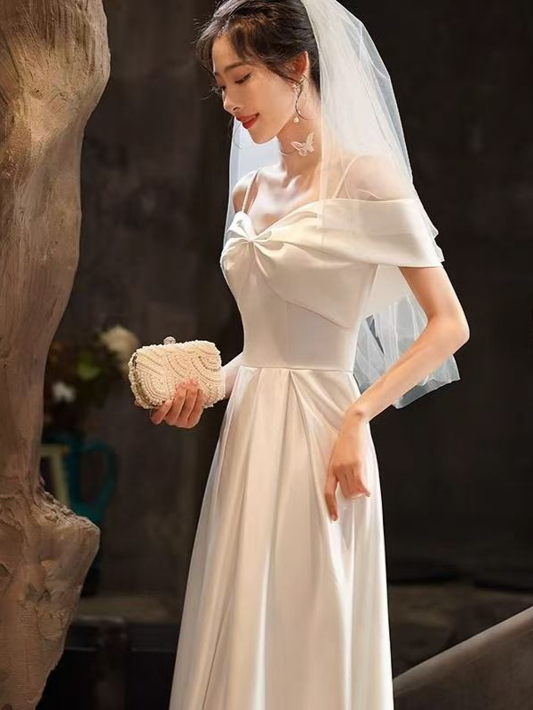 Bijela večernja haljina s trakama za djeverušu, profinjena i elegantna, visoka kvaliteta, uski kroj, trodimenzionalni kroj