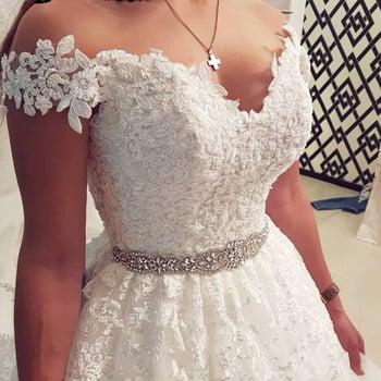 Bijela vjenčana haljina, elegantna, visoke kvalitete, vintage inspiracije, uski kroj s dugim šlepom, dekolte na ramena, bez rukava