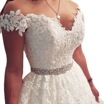 Bijela vjenčana haljina, elegantna, visoke kvalitete, vintage inspiracije, uski kroj s dugim šlepom, dekolte na ramena, bez rukava
