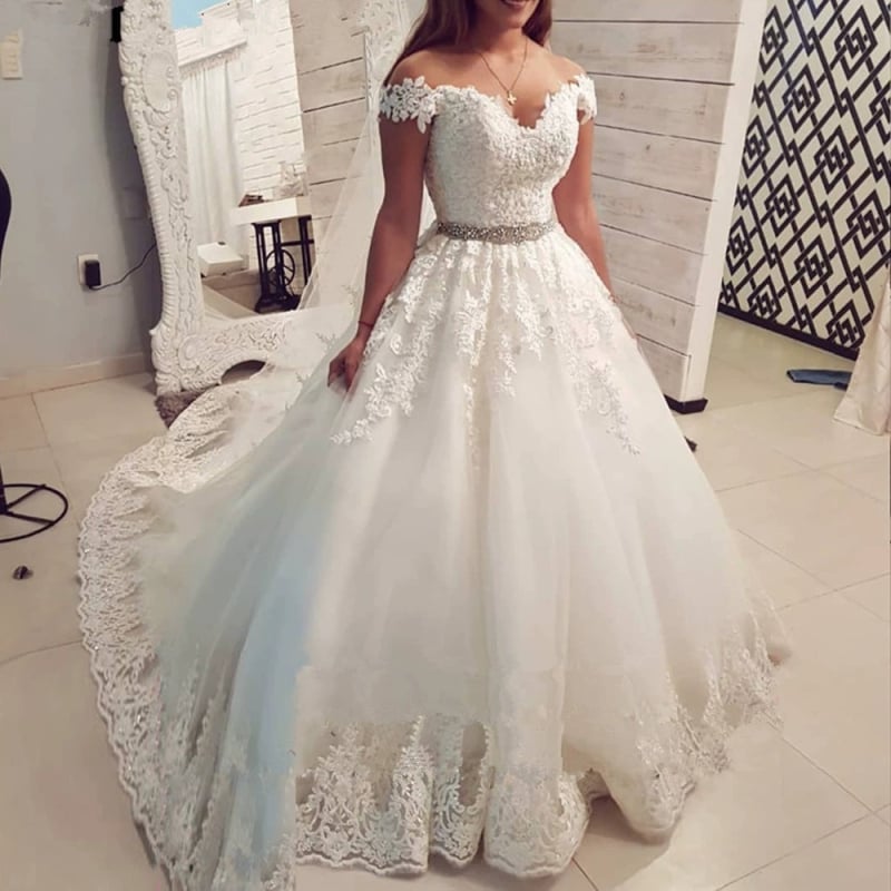 Bijela vjenčana haljina, elegantna, visoke kvalitete, vintage inspiracije, uski kroj s dugim šlepom, dekolte na ramena, bez rukava