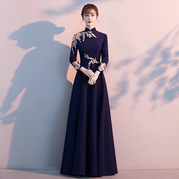 Nova večernja haljina sa stojećim ovratnikom, inspirirana kineskim cheongsam, elegantna i svečana za pistu