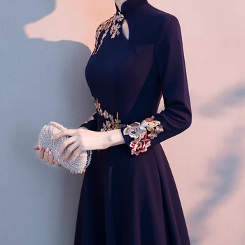 Nova večernja haljina sa stojećim ovratnikom, inspirirana kineskim cheongsam, elegantna i svečana za pistu