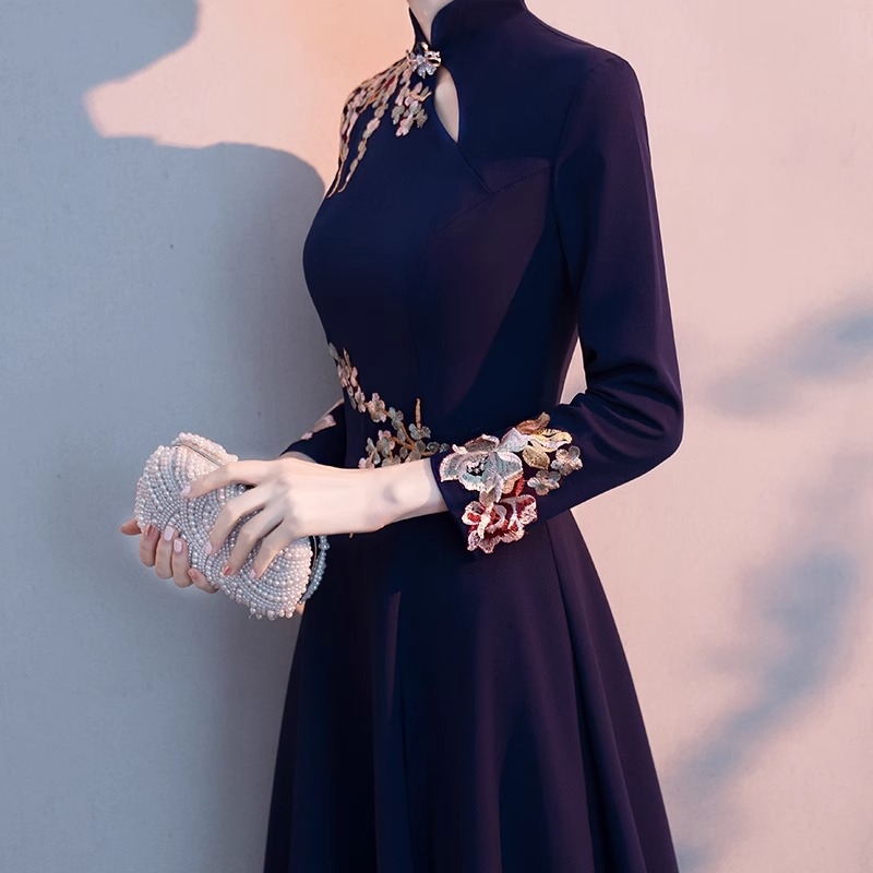 Nova večernja haljina sa stojećim ovratnikom, inspirirana kineskim cheongsam, elegantna i svečana za pistu