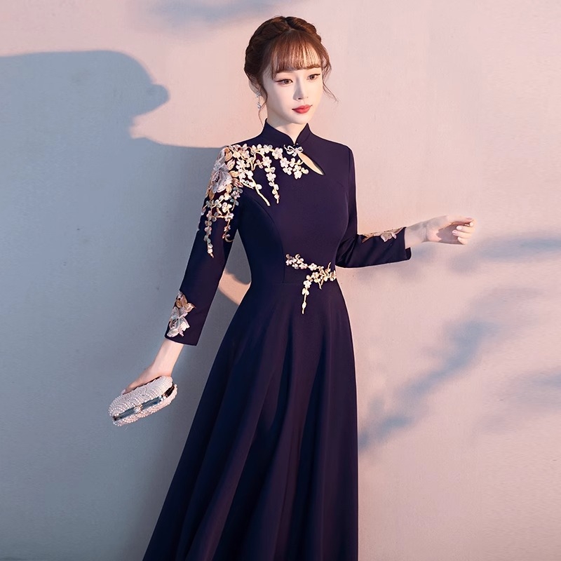 Nova večernja haljina sa stojećim ovratnikom, inspirirana kineskim cheongsam, elegantna i svečana za pistu