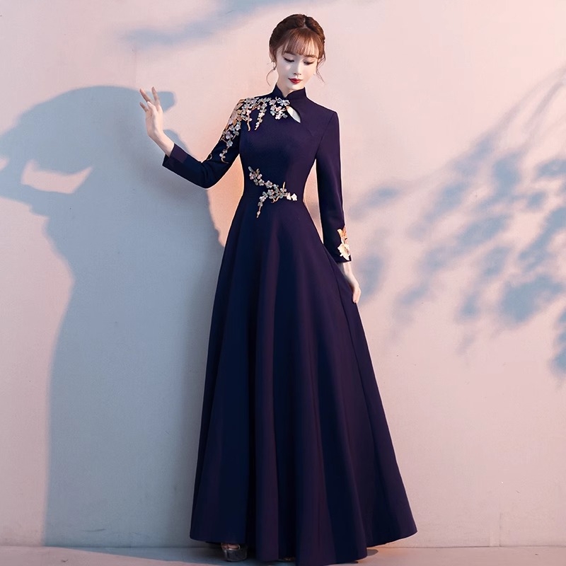 Nova večernja haljina sa stojećim ovratnikom, inspirirana kineskim cheongsam, elegantna i svečana za pistu