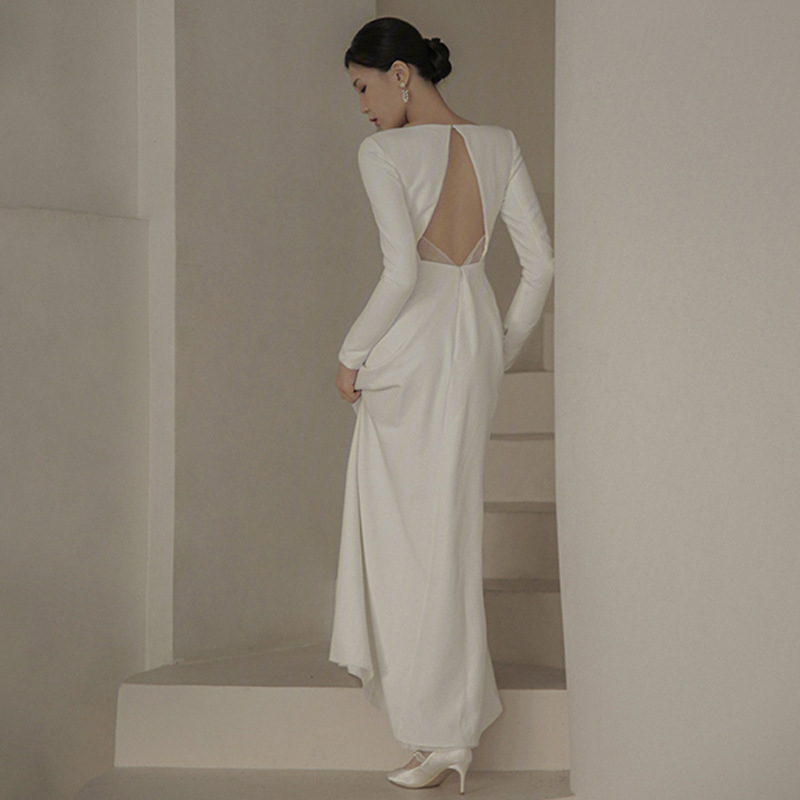 Francuski stil lagana vjenčana haljina, ljeto 2026, minimalistički Hepburn stil, dugi rukavi, bijela saten haljina s otvorenim leđima