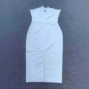 Bijela večernja haljina s izvezom od perlica i mašnicom, bez ramena, uski kroj, midi duljina, šljokice.