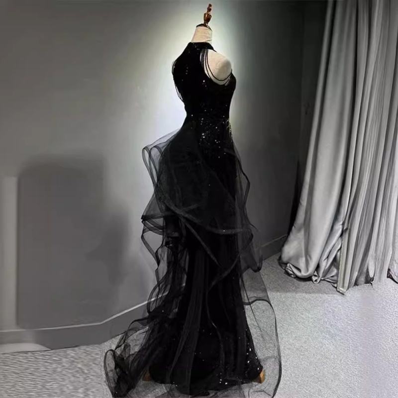 Nova crna večernja haljina s halter vratom, uska silueta, elegantan fishtail kroj, pogodna za vjenčanja u proljeće