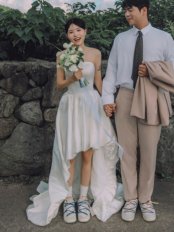 Korejski stil putnog fotografiranja – satenska haljina bez rukava, jednostavna i elegantna, kratka sprijeda, duga straga, Mori stil u studiju