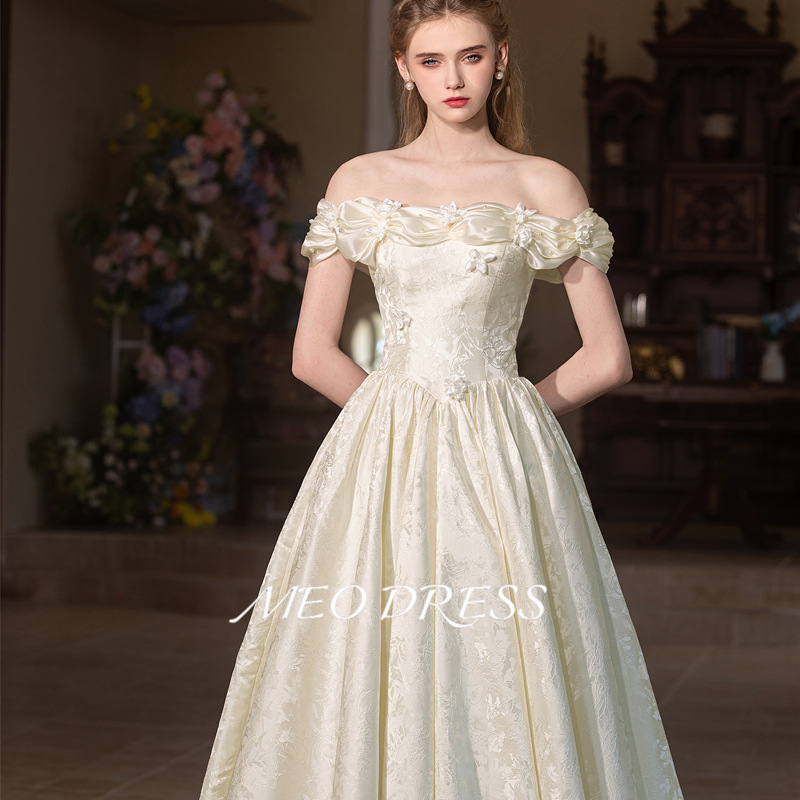 Vjenčana haljina s jednim ramenom, satenska s tiskom, Hepburn stil, bijela