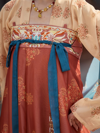 Hanfu haljina ruqun, gornji dio do prsa i suknja, restaurirani drevni stil, proljeće–ljeto.