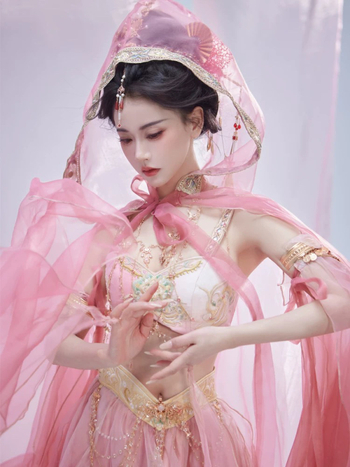 Nova egzotična Dunhuang-stil Hanfu sa strukom i Han elementima, motivi breskvinih cvjetova, za putničku fotografiju