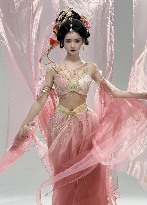 Nova egzotična Dunhuang-stil Hanfu sa strukom i Han elementima, motivi breskvinih cvjetova, za putničku fotografiju