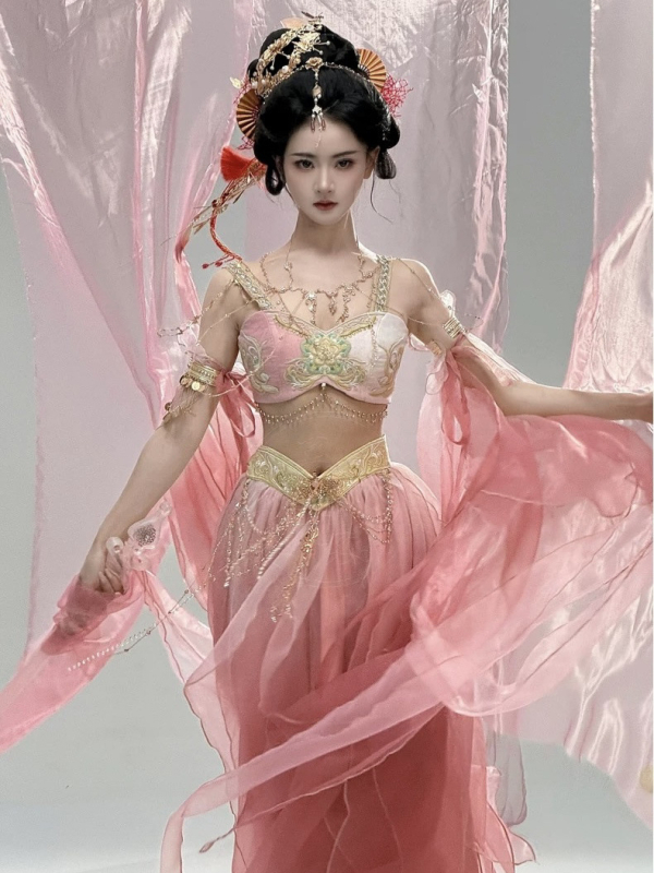 Nova egzotična Dunhuang-stil Hanfu sa strukom i Han elementima, motivi breskvinih cvjetova, za putničku fotografiju