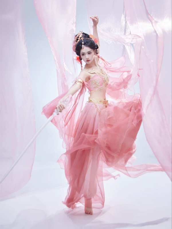 Nova egzotična Dunhuang-stil Hanfu sa strukom i Han elementima, motivi breskvinih cvjetova, za putničku fotografiju