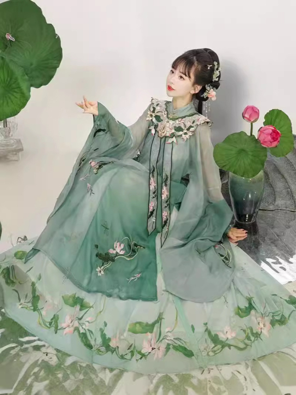 Nova hanfu u Ming stilu za žene s dizajnom ramena u oblaku, originalni proljeće-ljeto kineskog stila, teška vezenja, duga haljina s Mamian suknom, tradicionalni kostim