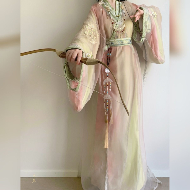 Hanfu komplet s bogatom izvezom, s preklopnim ovratnikom, dugim rukavima i dugom haljinom s ravnim krojem, za svakodnevno nošenje