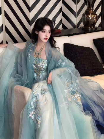 Hanfu set za proljeće/ljeto u Tang stilu s teškom izvezenom suknjom Hezi i izvezenim topom s širokim rukavima