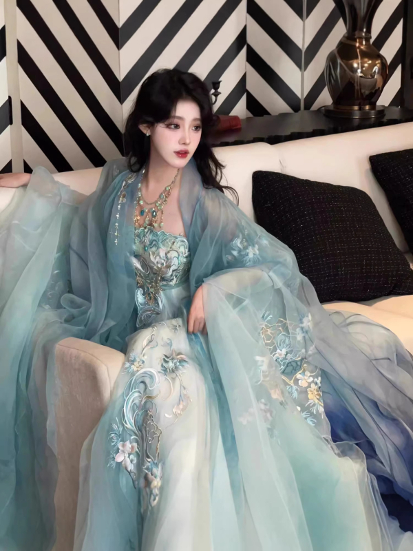 Hanfu set za proljeće/ljeto u Tang stilu s teškom izvezenom suknjom Hezi i izvezenim topom s širokim rukavima