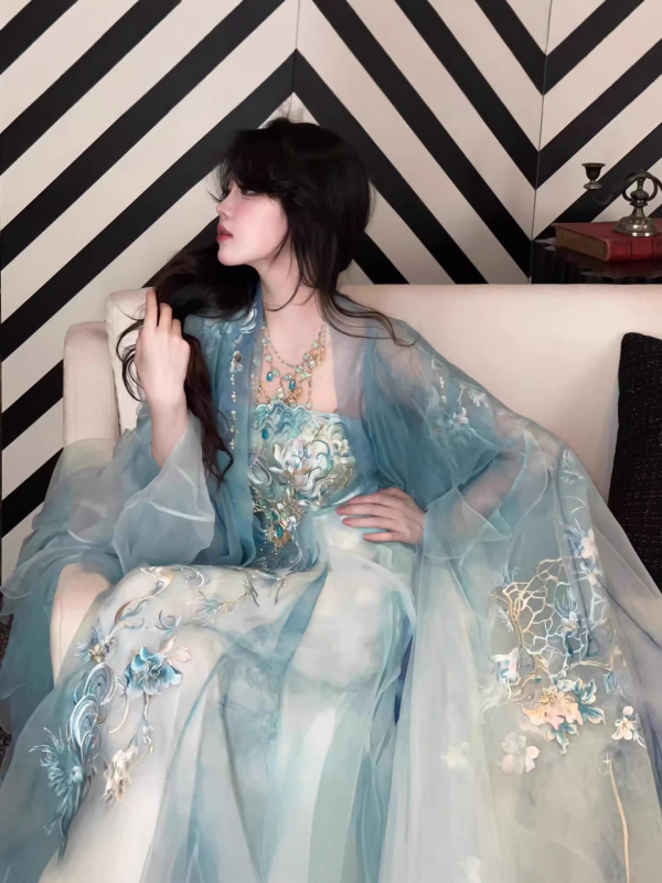 Hanfu set za proljeće/ljeto u Tang stilu s teškom izvezenom suknjom Hezi i izvezenim topom s širokim rukavima