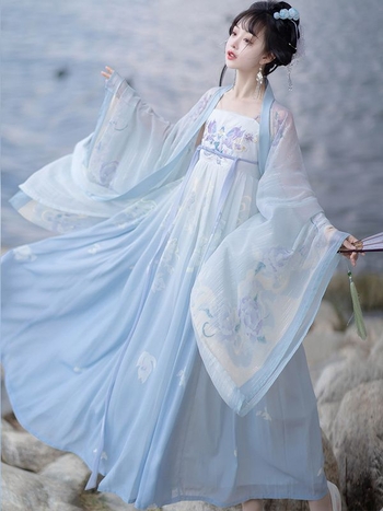 Ženski Hanfu nadahnut dinastijom Tang: šifonska bluza s širokim rukavima i tekuća srednje duga suknja, vezenje i otisak.