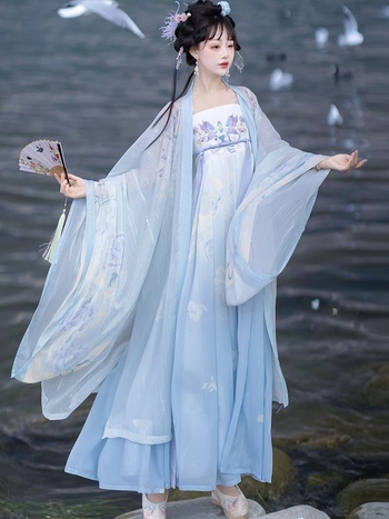 Ženski Hanfu nadahnut dinastijom Tang: šifonska bluza s širokim rukavima i tekuća srednje duga suknja, vezenje i otisak.