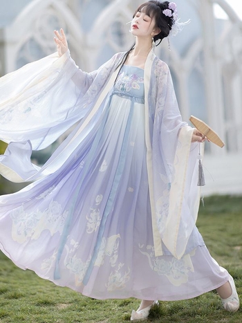 Ženski Hanfu nadahnut dinastijom Tang: šifonska bluza s širokim rukavima i tekuća srednje duga suknja, vezenje i otisak.